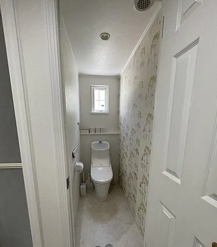 デザイン性のある壁紙を採用したトイレ空間は、毎日使う場所だからこそ細部までこだわりを感じられる仕上がり。