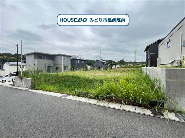 閑静な住宅街が広がり、新しい家が立ち並ぶ、活気と緑が調和した人気のエリアです。