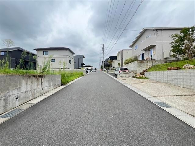 幅員約6mの西側前面道路です。道路幅が広いので、向かいの住宅とも距離があるため日当たりも確保しやすいです。