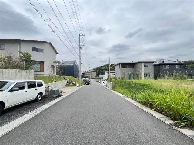 西側前面道路:生活時間帯の日照時間を長く確保できます。居室を南向きに設計しやすいのもメリットですね。