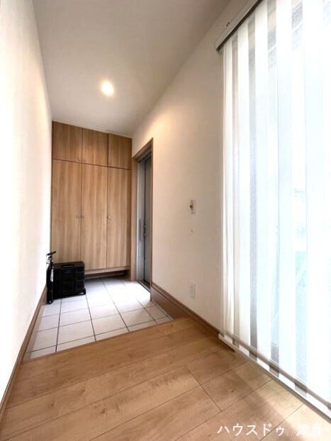 南側の明るい玄関で気持ち良く朝の送り出しが出来ますね。玄関ホール南側は大きな掃き出し窓が設置され、明るく心地よい風が吹き抜けます。