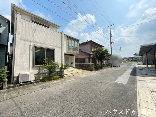 南側公道幅 約6.0m。幅はゆとりがあり、駐車も焦らずできそうですね。また交通量も少なく、安心ですね。駐車は並列で2台可能なのでご夫婦1台ずつ所有でき、車通勤でも安心です。