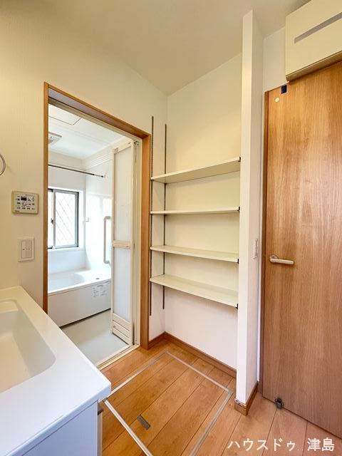 洗面室収納。可動棚があるので、タオルや衣類・生活用品なども置けて便利ですね。タオルやパジャマ・下着などを置けば、わざわざ取りに行く手間が省けます。