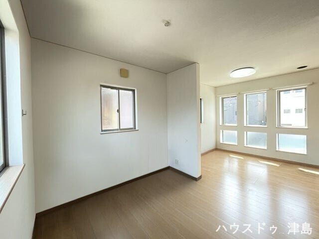 北東5.4帖洋室。5.4帖2部屋は続き間になっています。可動収納や間仕切りを設置することで、将来的に2室に変更が可能です。
※実際の写真から家具消しの加工行っております。