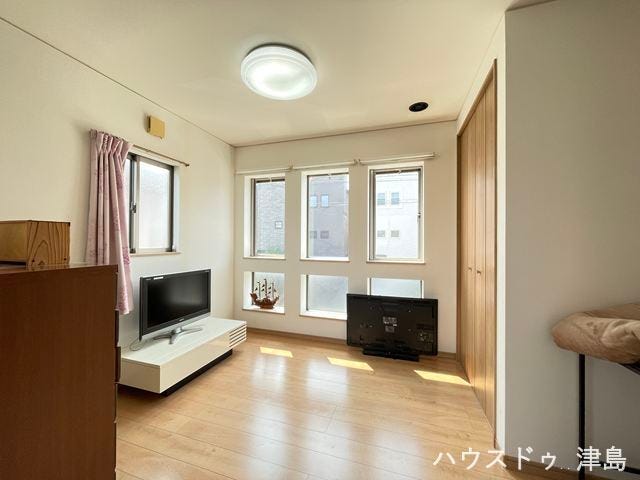 南東5.4帖洋室。南側の6つの窓からたっぷりと陽光が入る明るいお部屋です。ロールカーテンが設置されています。