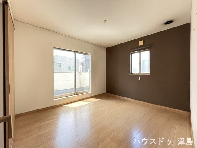 7帖洋室。西側のクセントクロスでモダンシックな一室に。主寝室として大人な空間を演出しています。心地よく寛げるようゆったりとした広さを確保しています。 
※実際の写真から家具消しの加工行っております。