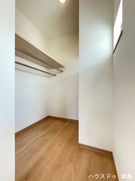 7帖洋室ウォークインクローゼット。成長と共に荷物が増えても安心の広さです。ハンガーポール付きなので取り込んだ洗濯物をハンガーのまま収納可能です。
※実際の写真から家具消しの加工行っております。