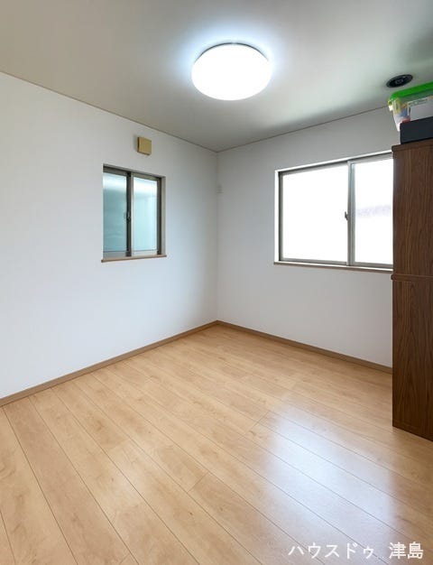 北西5.4帖洋室。北側ですが2面採光で比較的明るさも確保されています。北側ならではの落ち着いた居室なので、集中して勉強するのにおすすめです。
※実際の写真から家具消しの加工行っております。