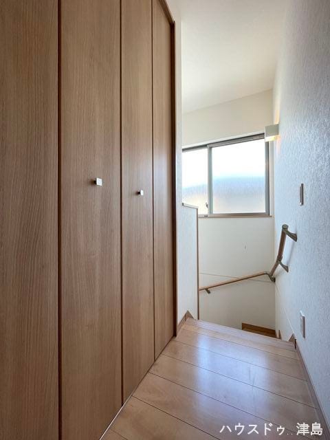 2階廊下には天井高さまである収納が。季節のものや思い出の品をスッキリと片づけられますね。階段には手すりが設置してあるので小さなお子様から年配の方まで安心してお使いいただけます。