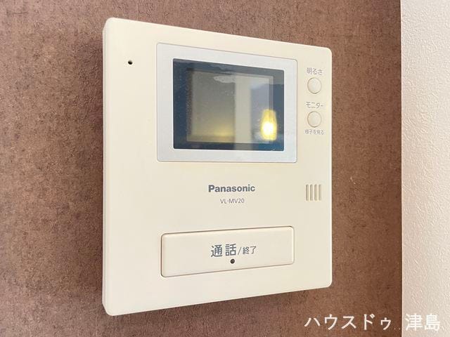 モニター付きインターホン。来訪者を事前に確認してから会話ができ安心です。また、訪問者と直接会わずに会話ができてトラブルの回避のもなります。