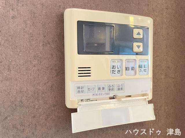 給湯モニター。風呂自動運転や追い焚き運転もキッチンからボタン一つで出来ます。予約機能もあるので、好きな時間にお湯をためていただけます。