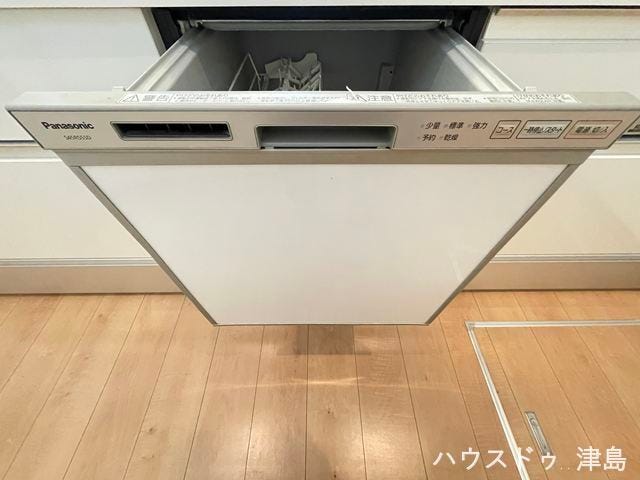 ビルトインタイプの食器洗い乾燥機ならカウンター上はいつもすっきり。水道代・時間の節約ができ、衛生的で、さらに手荒れの防止にもなります。