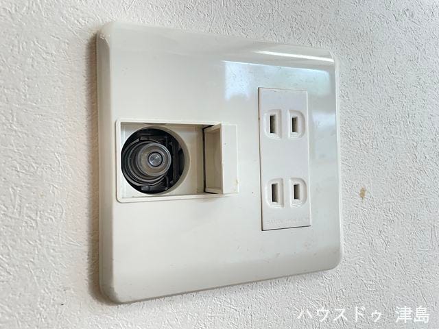 LDKに設置されたガスコンセント。ガス暖房器具を置いていただけます。効率よくスグ温まれて冬場に活躍します。テーブルに置くポータブルガスコンロも設置できますよ。