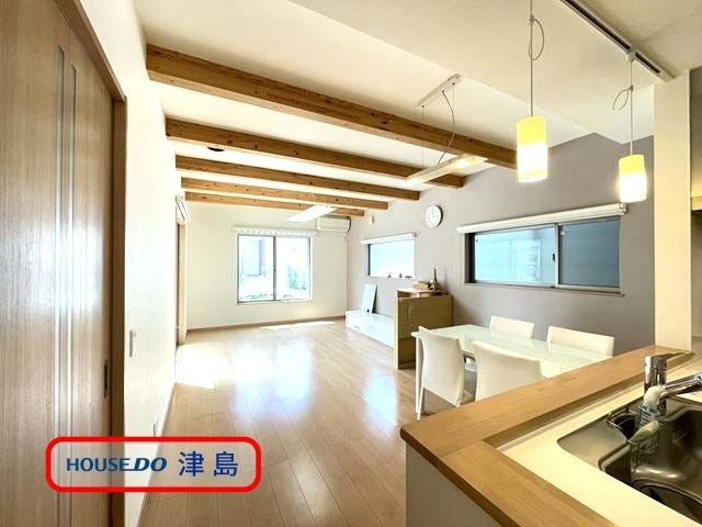 17.2帖LDKは3面採光のため明るく家族みんなの憩いの場所になります。ソファーに座ってテレビを見たり、ゲームをしたり、楽しい時間を。