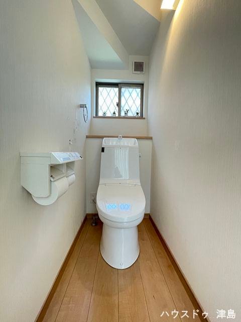 1階トイレ。各階に温水洗浄便座トイレがあります。小窓の下の棚にはインテリア小物や消臭剤なども置けます。ペーパーホルダーが2つあるのもちょっと嬉しいポイントですね。