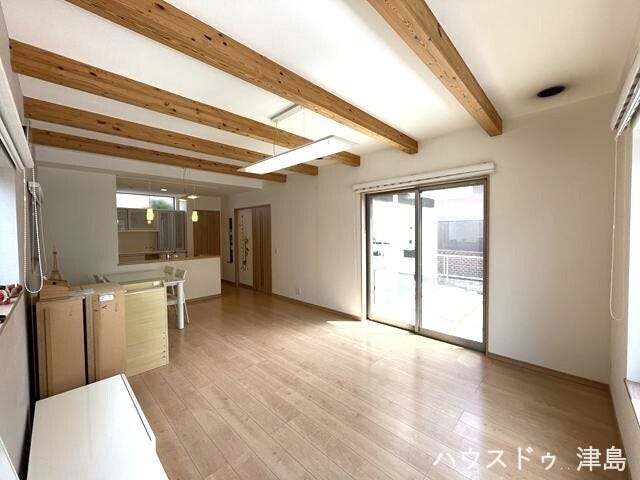 西側の壁はクロスカラーを変えて素敵なアクセントに。梁を内装に現すことで、木の質感が印象的な空間を演出します。