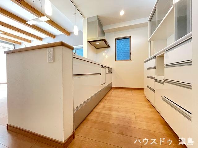 白を基調としたデザインは清潔感があり、気持ちよく過ごせます♪大人が並んでもゆとりのあり、一緒にお料理したり、洗い物の片付けなども家族と協力しながらスムーズに行っていただけます。