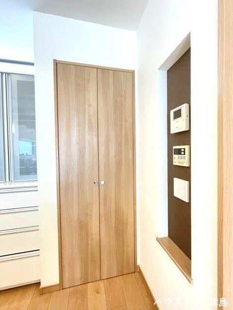 キッチン北側にはあると嬉しい収納スペース付き。調味料や保存食品の置き場として大活躍。ケース買いした飲料水やお米などかさばる物もすっぽりと収納できます。