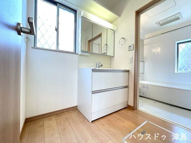 玄関すぐの洗面室は、帰宅後の手洗いもスムーズです。キレイな手でリビングや各居室へ向かえるので衛生面でも安心ですね。窓から明るい陽射しが入り、気持ち良く朝の身支度が出来ますね。