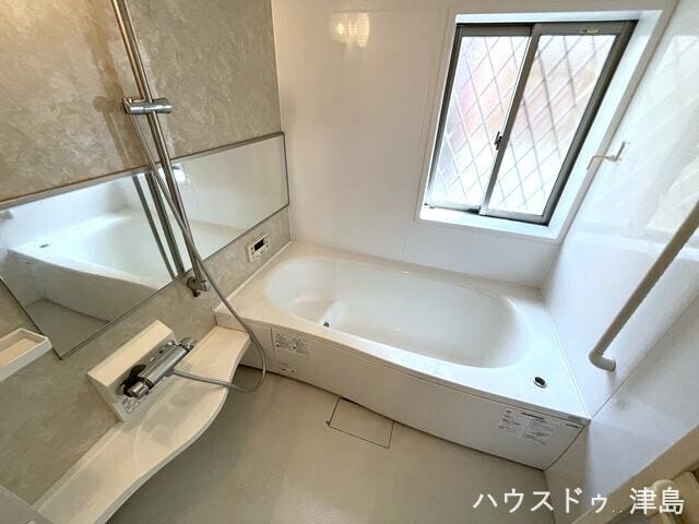 窓から明かりが差し込み、明るいうちからバスタイムでリラックスできそうです。半身浴できるバスタブなのでお子様も腰かけて肩まで浸かれ、一緒に仲良く温まれます。横長の鏡が設置され、毎日、ボディチェック可能。