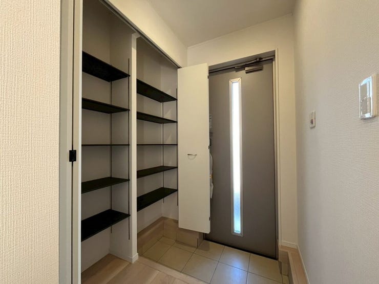 ~玄関収納~
棚が動かせるので使い方は自由です