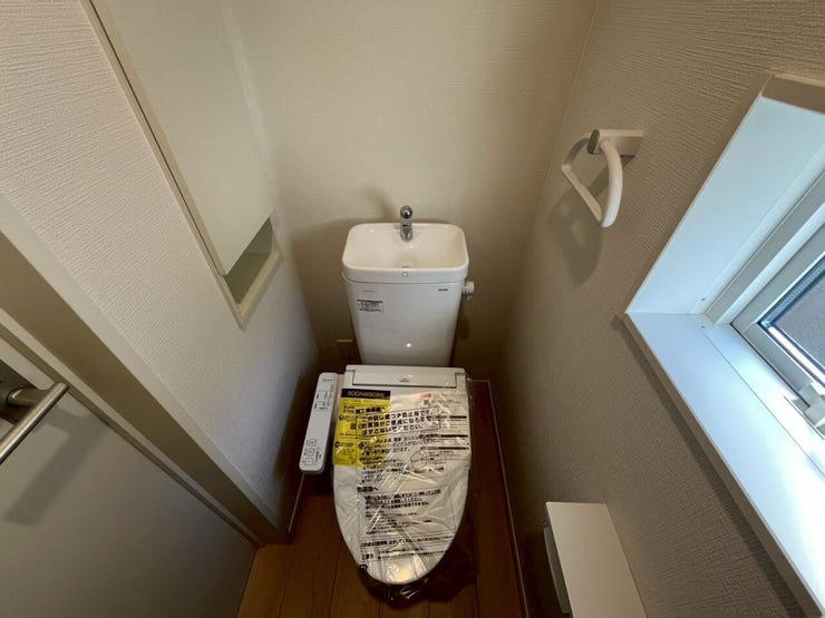 ~小窓や収納スペースがあります~