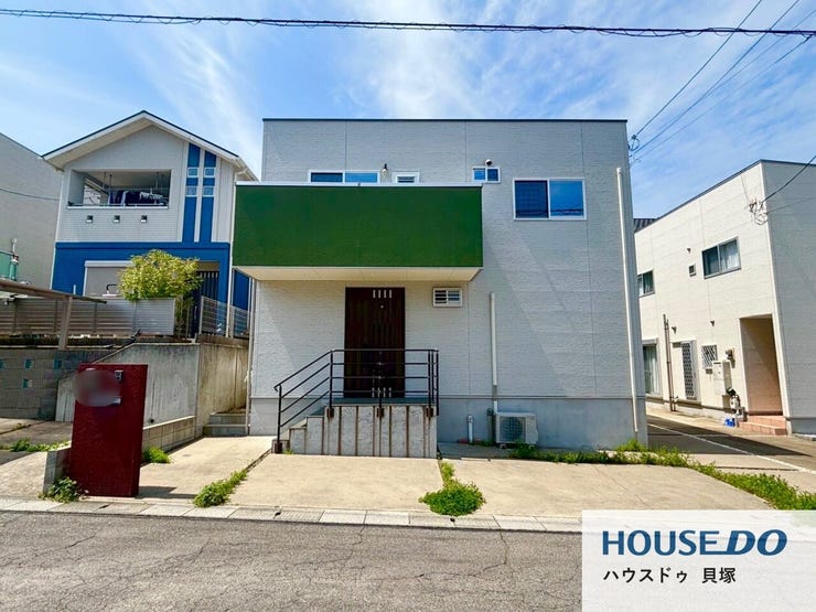 【外観】
爽やかな青空の下に贅沢なほどに降り注ぐ陽光、豊かな居住性と、クオリティが見事に調和した住空間は、住まうことの喜びを感じさせてくれます。