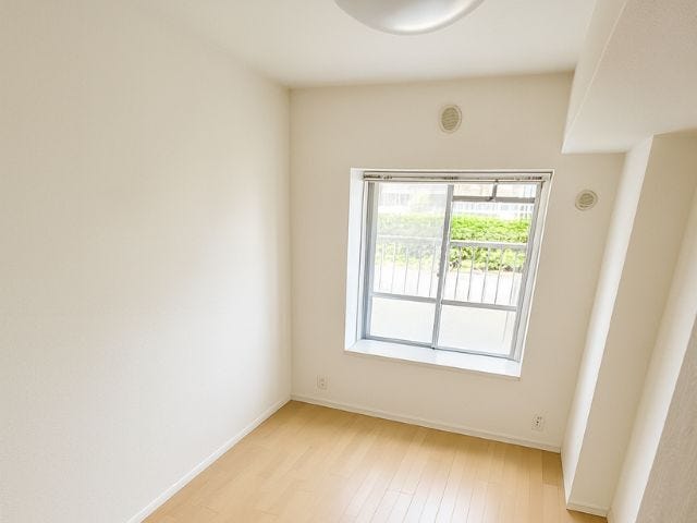 北側洋室4.5帖:玄関横の部屋です。寝室にいかがですか
(2025年8月24日)