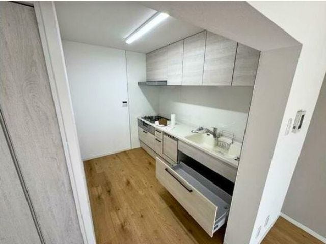 収納力のあるキッチン。キッチン入り口の収納をパントリーにするのも良いかもしれません。お料理に集中できそうですね
(2025年8月24日)