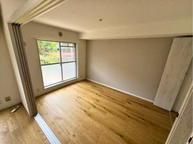 南側洋室6帖:隣のリビングとの扉を開けて広く使うのも◎
(2025年8月24日)