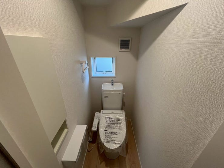 ~階段下のトイレ~
小窓や収納スペースがあり、いつでも綺麗に保てます