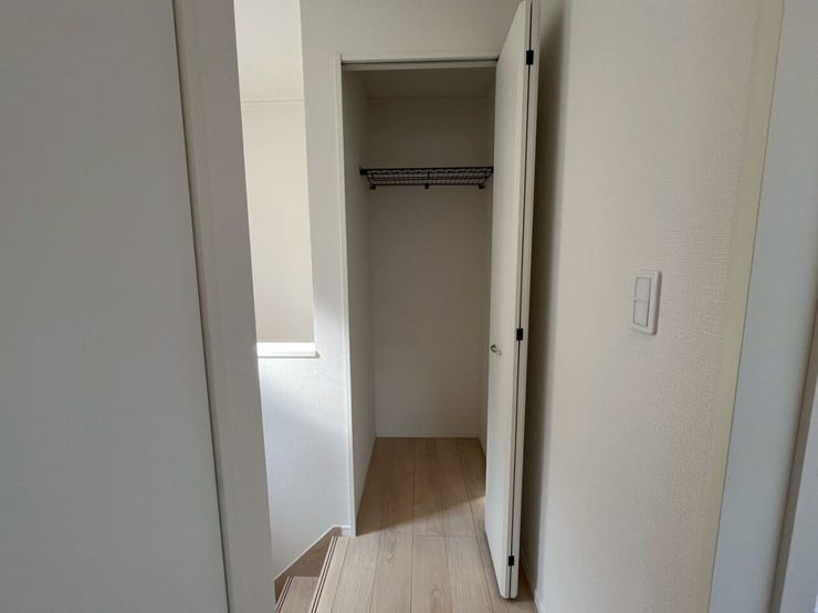 ~掃除機などちょっとした小物を収納できます~