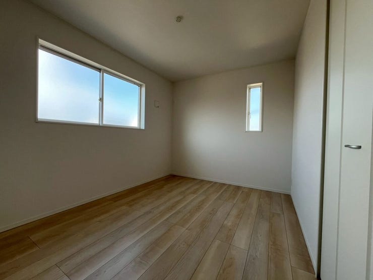 ~6帖~
小窓が2ヶ所あるので空気の入れ替えも出来ます