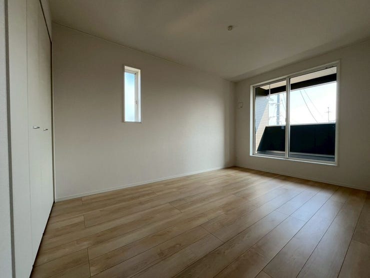 ~7.2帖~
バルコニーに繋がっていて光が入るので明るいです