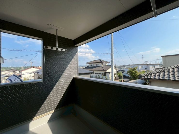 ~広々としたバルコニー~
上や下にも洗濯物が干せます