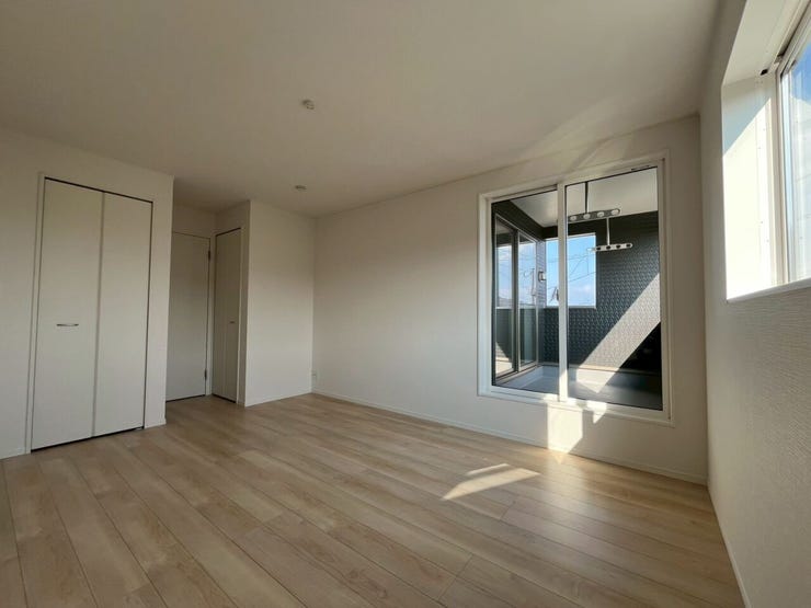 ~8.3帖~
広い洋室で日差しが入って明るい