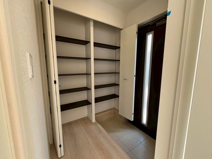 ~広めなシューズBOXで棚が動かせるので使い方は自由自在~