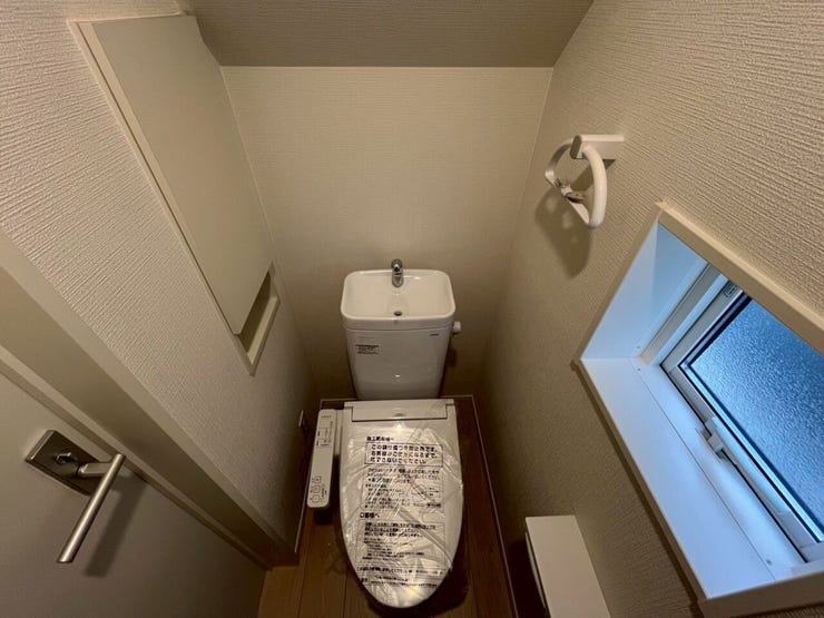 ~小窓や収納BOXがあるので換気や小物を収納できるので清潔に保てます~