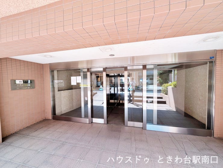 大きなガラス扉が印象的なエントランス。防犯性と開放感を兼ね備え、住まう方を安心して迎え入れます。