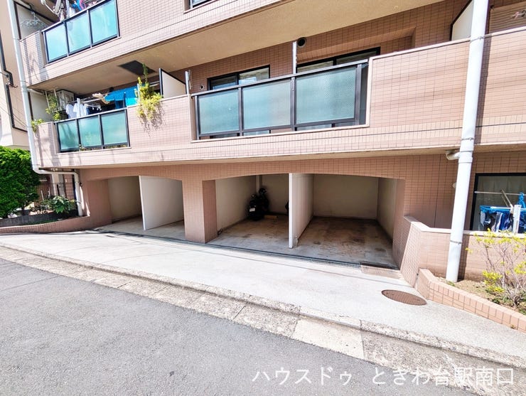 敷地内に駐車スペースを完備。雨風をしのげる半屋内型で大切なお車やバイクも安心して停められる環境です。