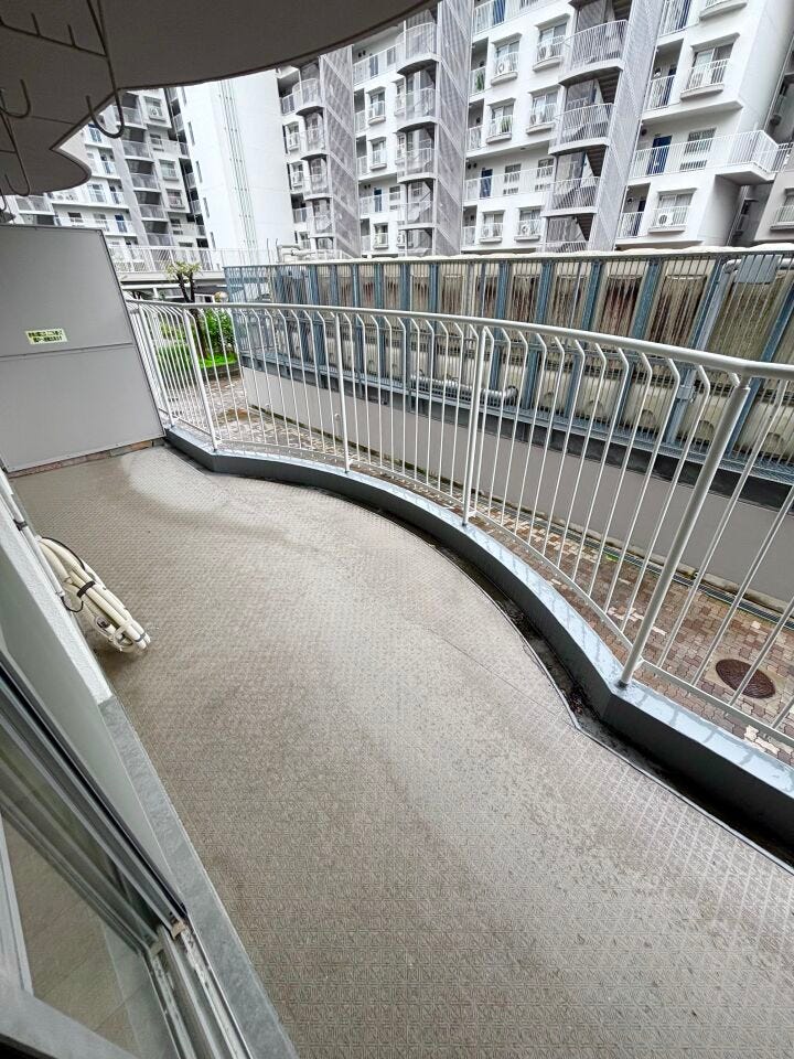 曲線のバルコニーで意外と広い!