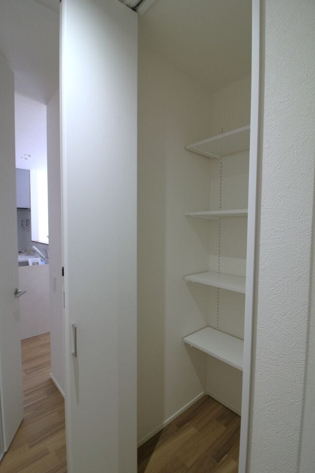 *玄関収納*
可動棚になっているので、使いやすい大きさにできるのが嬉しいポイントですね。