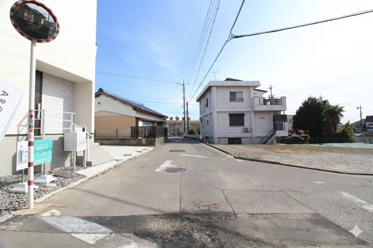 前面道路幅員約4.9m~5.3mです。