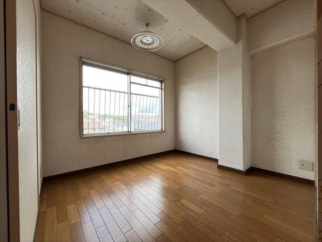 4帖洋室:北側にあたる洋室は、自然光が穏やかに差し込み、落ち着いた雰囲気の中でゆっくりとくつろげる静かな空間です。
(2025年9月29日撮影)