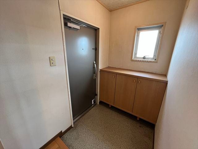 北面に小窓があり明るく、窓を開けて風を通すことができます◎
(2025年9月29日撮影)