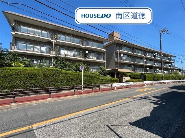 【外観】
4階建ての最上階の南東角部屋にあたります。
地下鉄名城線/総合リハビリセンター駅まで徒歩約6分、地下鉄鶴舞線/八事駅まで徒歩約19分。