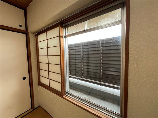 ◆窓◆6畳和室と4.5帖洋室の東側の窓は、目隠しフェンスが付いていますので、外からの視線を気にすることなく落ち着いて過ごせます◎