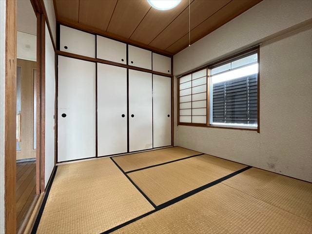 4.5畳和室:畳のある暮らしが楽しめる和室。リビングとつながる落ち着いた空間です。