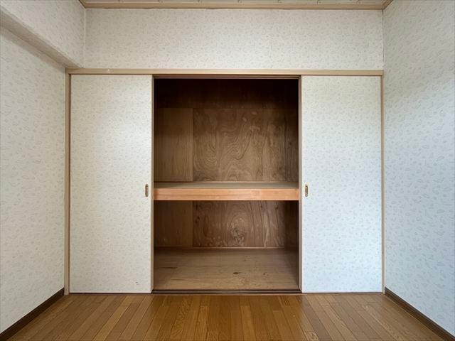 4.5帖洋室:布団や座布団を収納したり、下段はお子様のおもちゃ置き場としても重宝します。