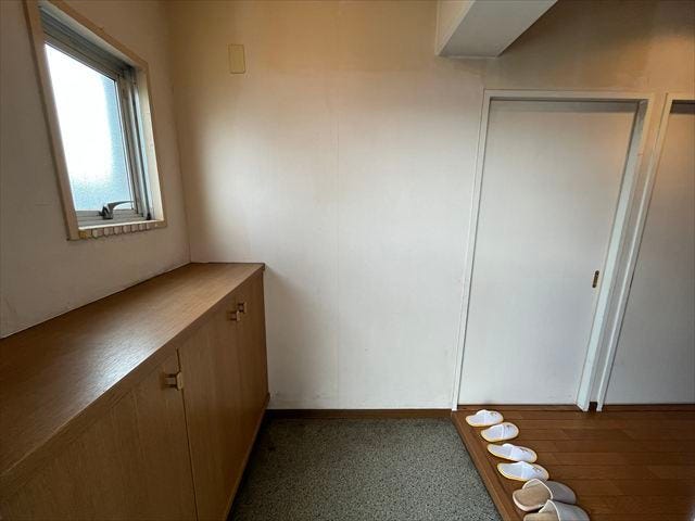 玄関を入ると、このように中が見えない造りとなっています。生活感を見られたくない方には嬉しい間取りです。急な来客にも対応しやすいですね。